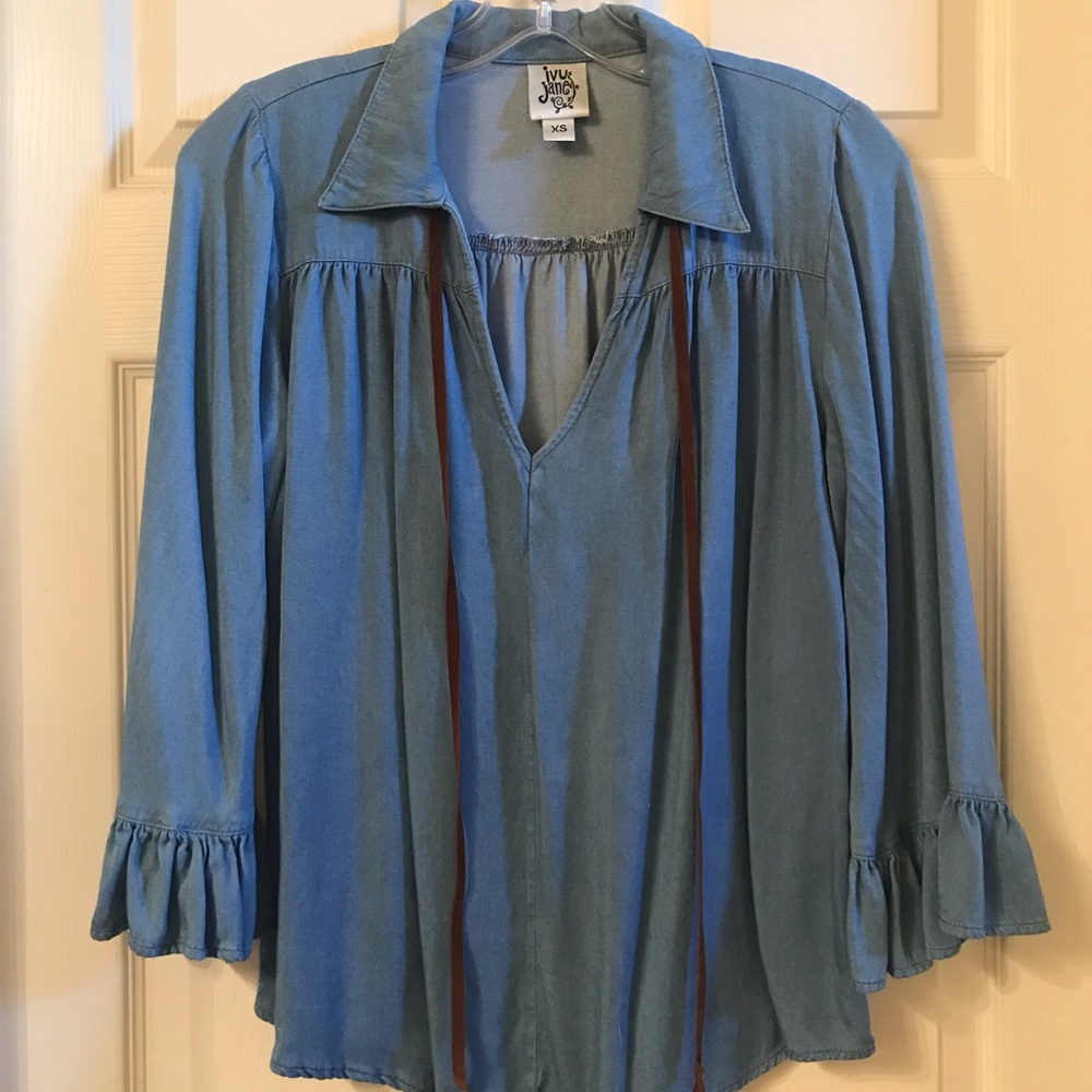 Ivy Jane chambray/denim top.